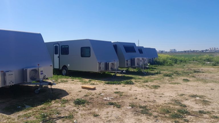 קרוואנים חדשים של יעקבי נגררים עומדים בשורה במגרש